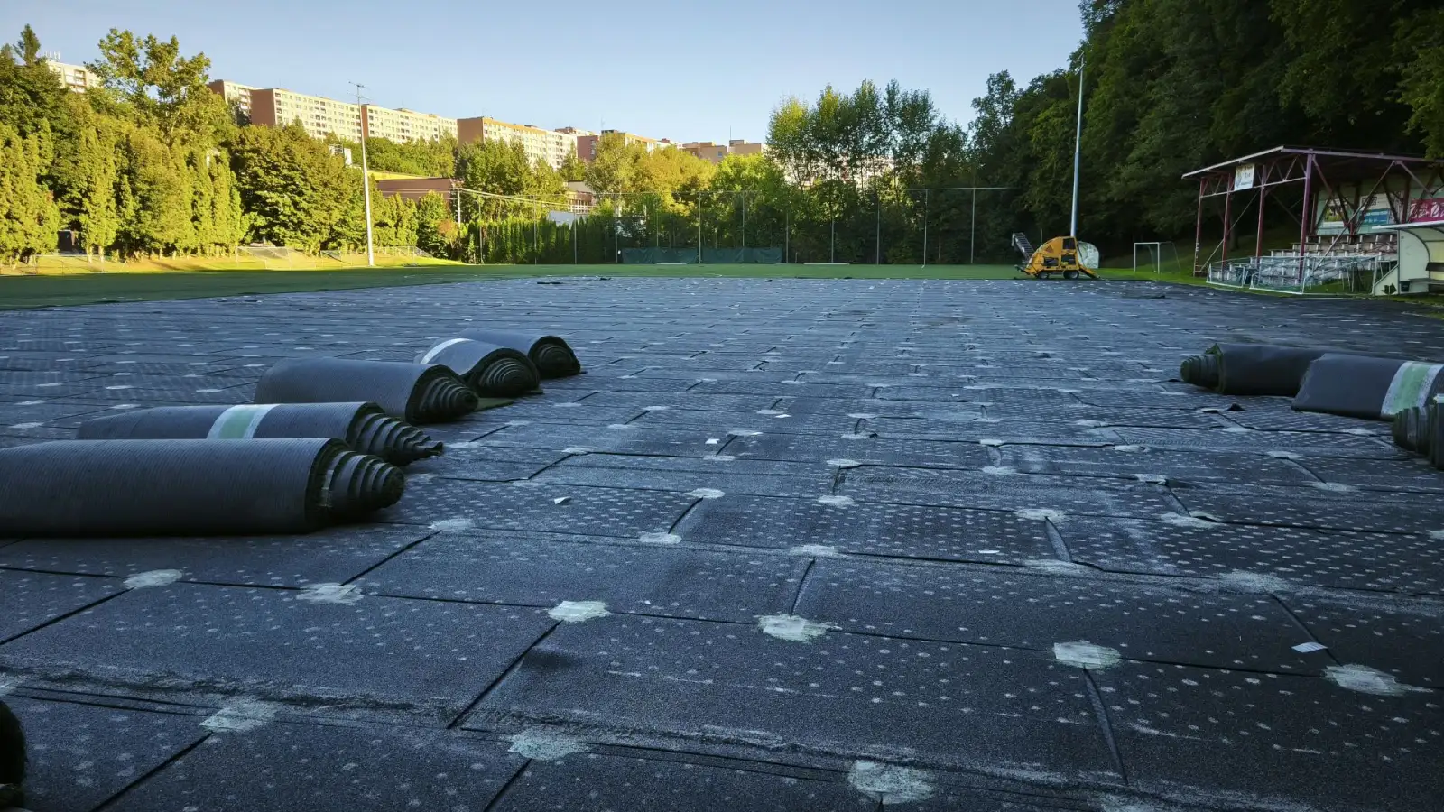 Na Pasekách započala rekonstrukce nové hrací plochy, včetně nových světel