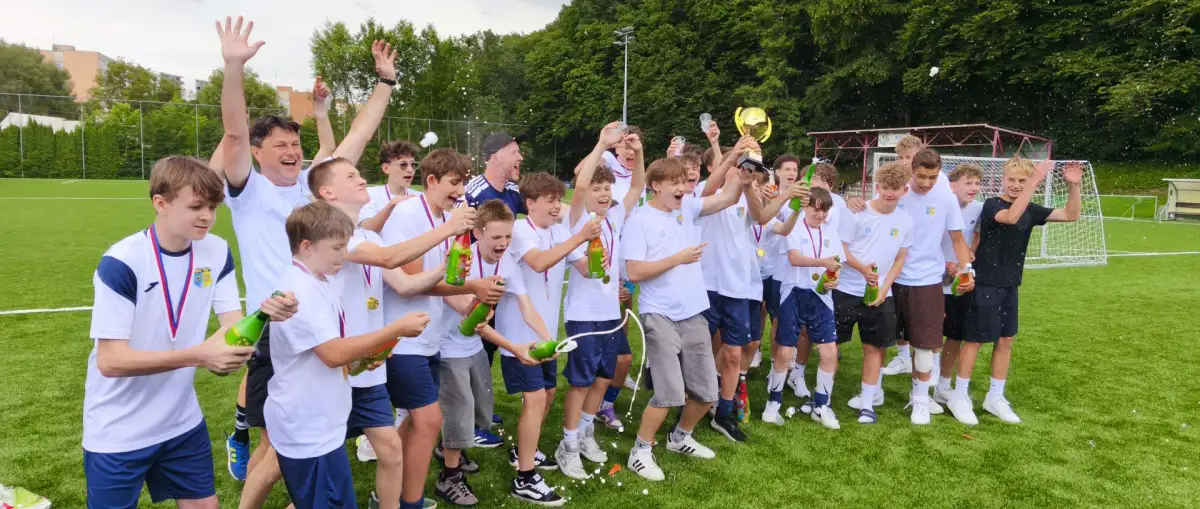 Starší žáci porazili Tečovice 4:0 a poté slavili titul v soutěži