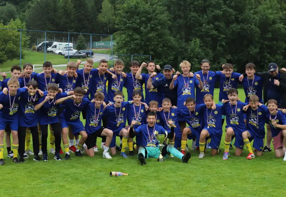 Starší žáci po vysoké výhře převzali pohár pro celkového vítěze Krajského přeboru