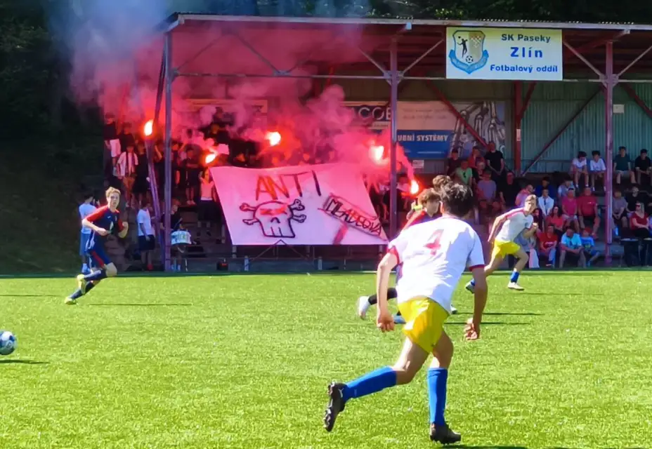 Béčko dorostu před parádní diváckou kulisou porazilo Mladcovou 4:0
